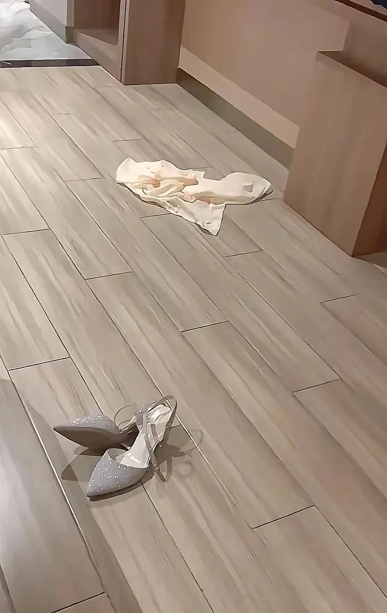 到家就开始打扫卫生，收拾房间！


今天正好星期六，早上比平时起的要晚，在家里看