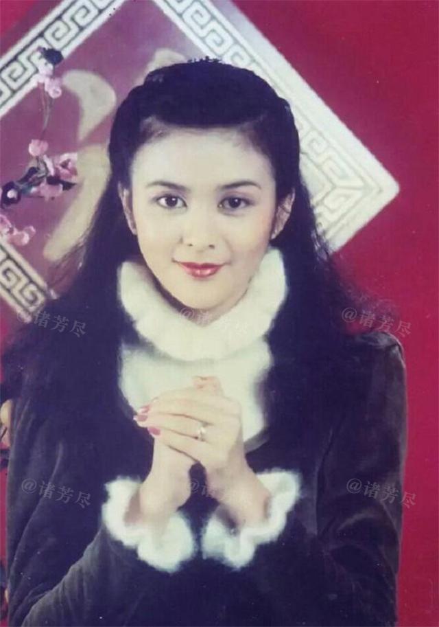 1980年，香港，18岁的关之琳留下了这张惊艳照片，镜头中的她五官精致，穿着皮草