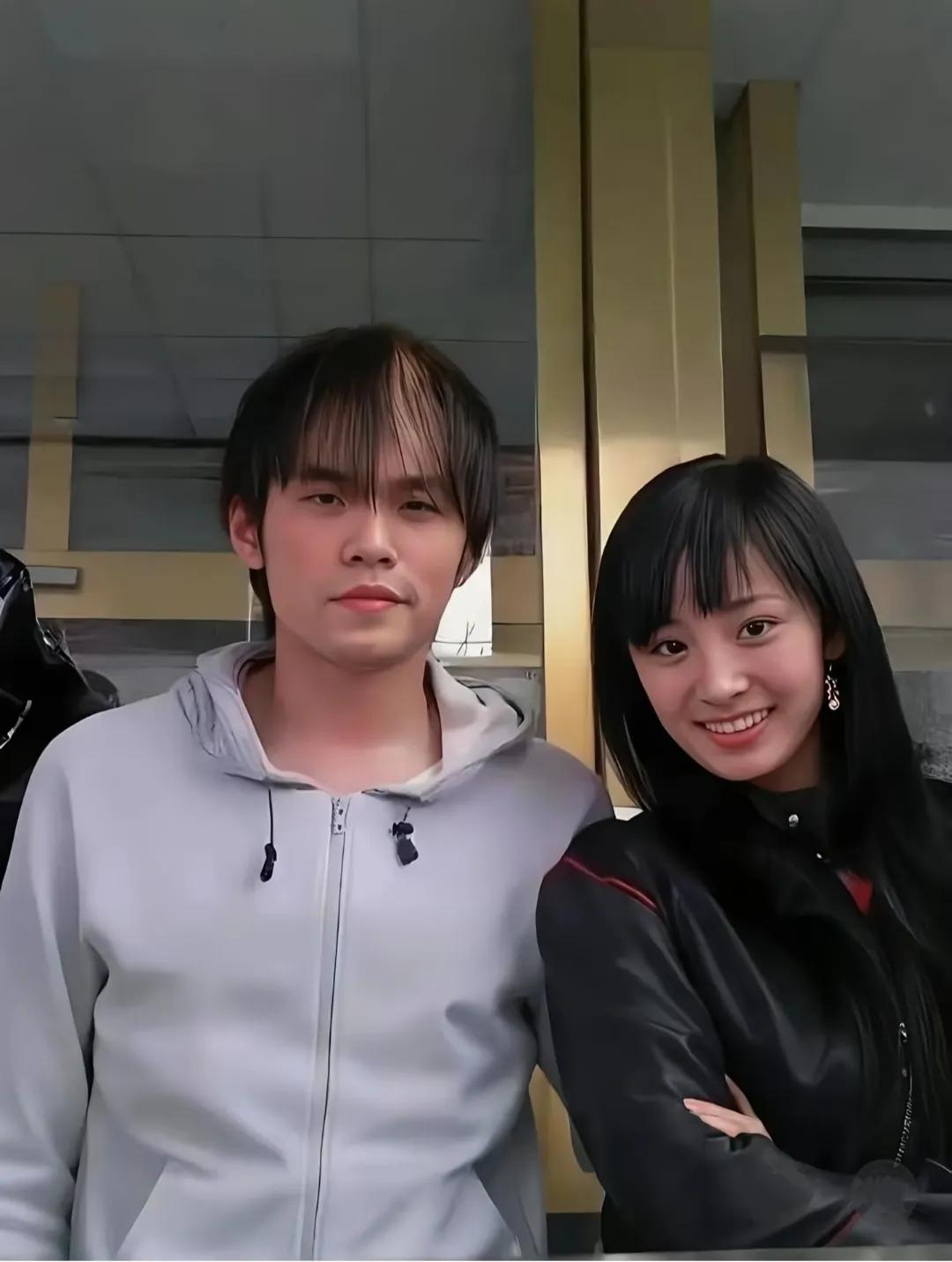 原来他们两个这么早就认识！

看上去都还很青涩

周董跟着跟现在一样，就是胖了点