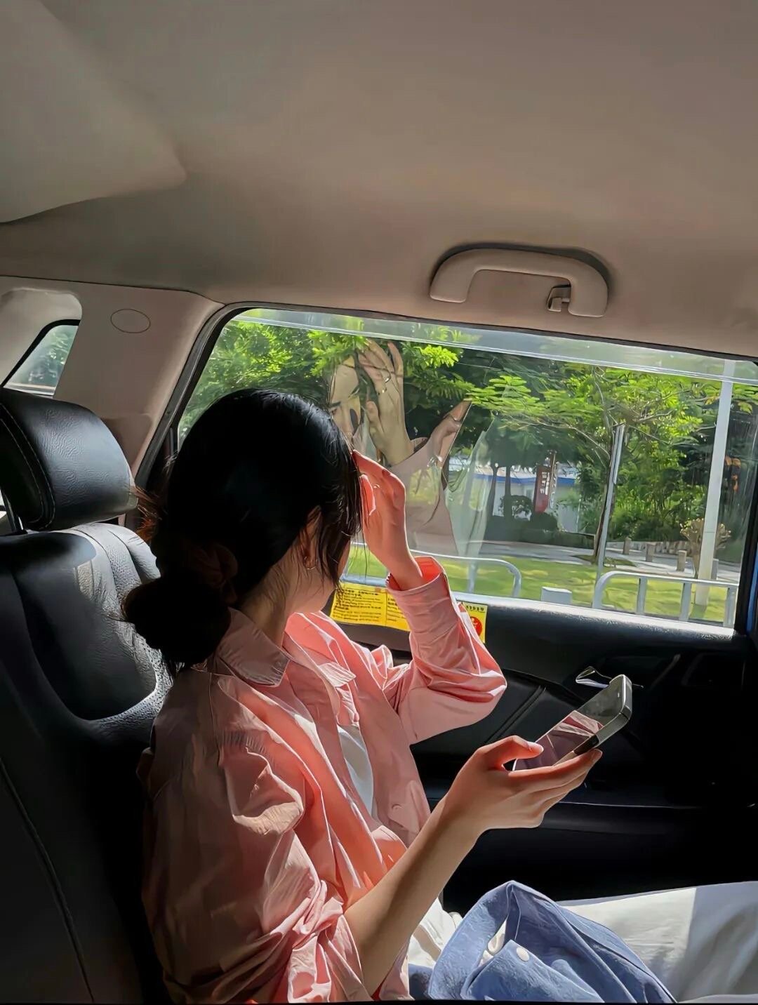 后来我才懂，无论我多么爱你，你却还是惦记着那份别人没有给你的爱。爱确实是有洁癖的