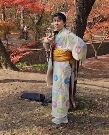 丑人多作妖，12月22日，国家公祭日刚刚过去几天，一名二十岁左右的女子，就穿着和