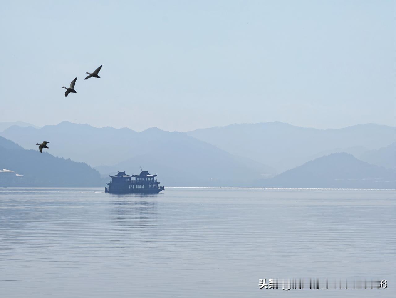烟锁群峰黛色浮，平湖如鉴映兰舟。
双凫振翅凌清汉，孤舫披霞泛碧流。
远岫含云藏晓