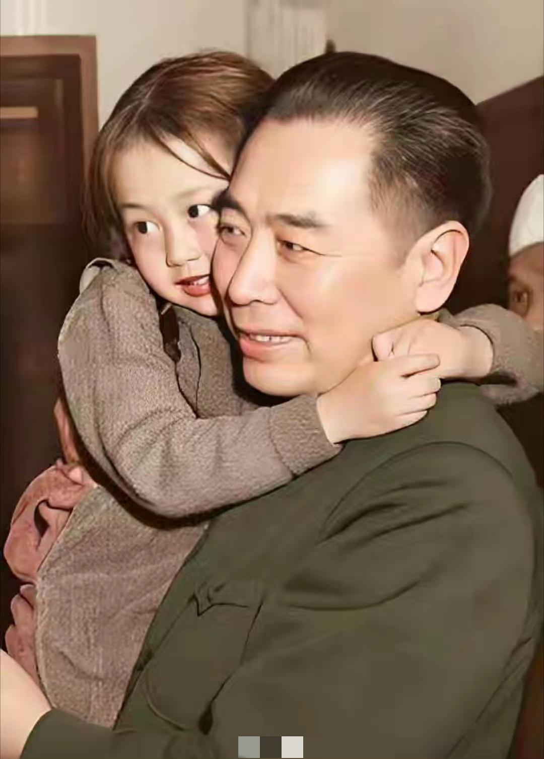这张老照片真的太戳人了！周总理温柔抱着小女孩，孩子紧紧搂着总理脖子，眼神天真又亲