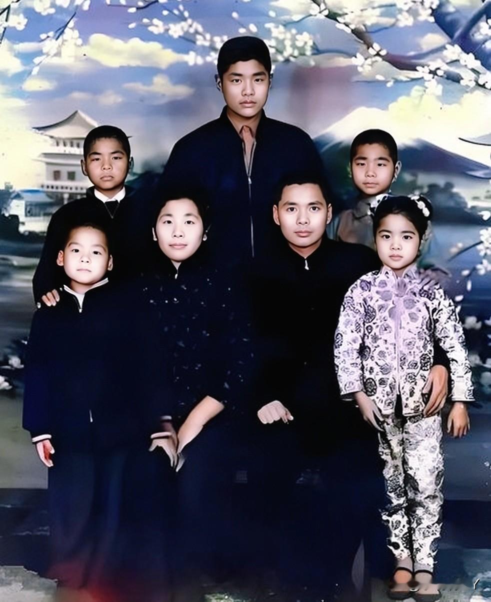 一九六一年，台北，邓丽君与父亲邓枢、母亲赵素桂、大哥邓长安、二哥邓长顺、三哥邓长