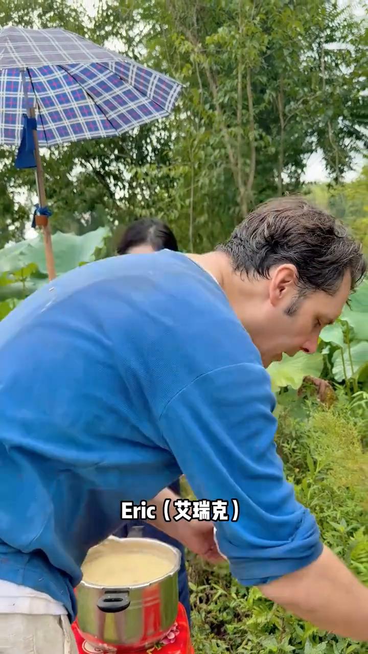 吃早饭了。
吃早餐。
卤蛋吃饭。
大农民真不容易，对不对？