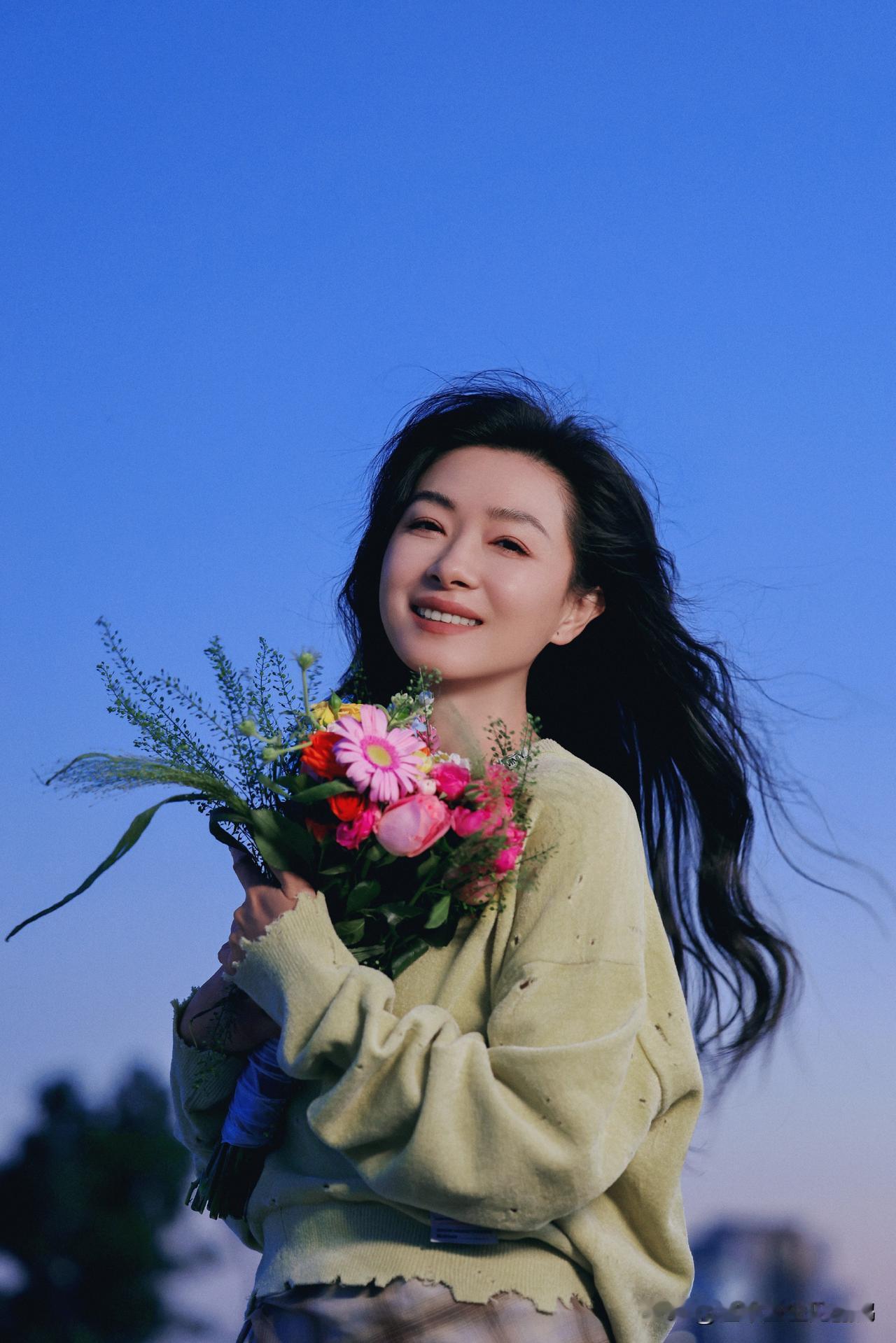 万茜44岁生日写真封神！工作室零点卡点送祝福，淡黄毛衣配花束美回少女时代

万茜