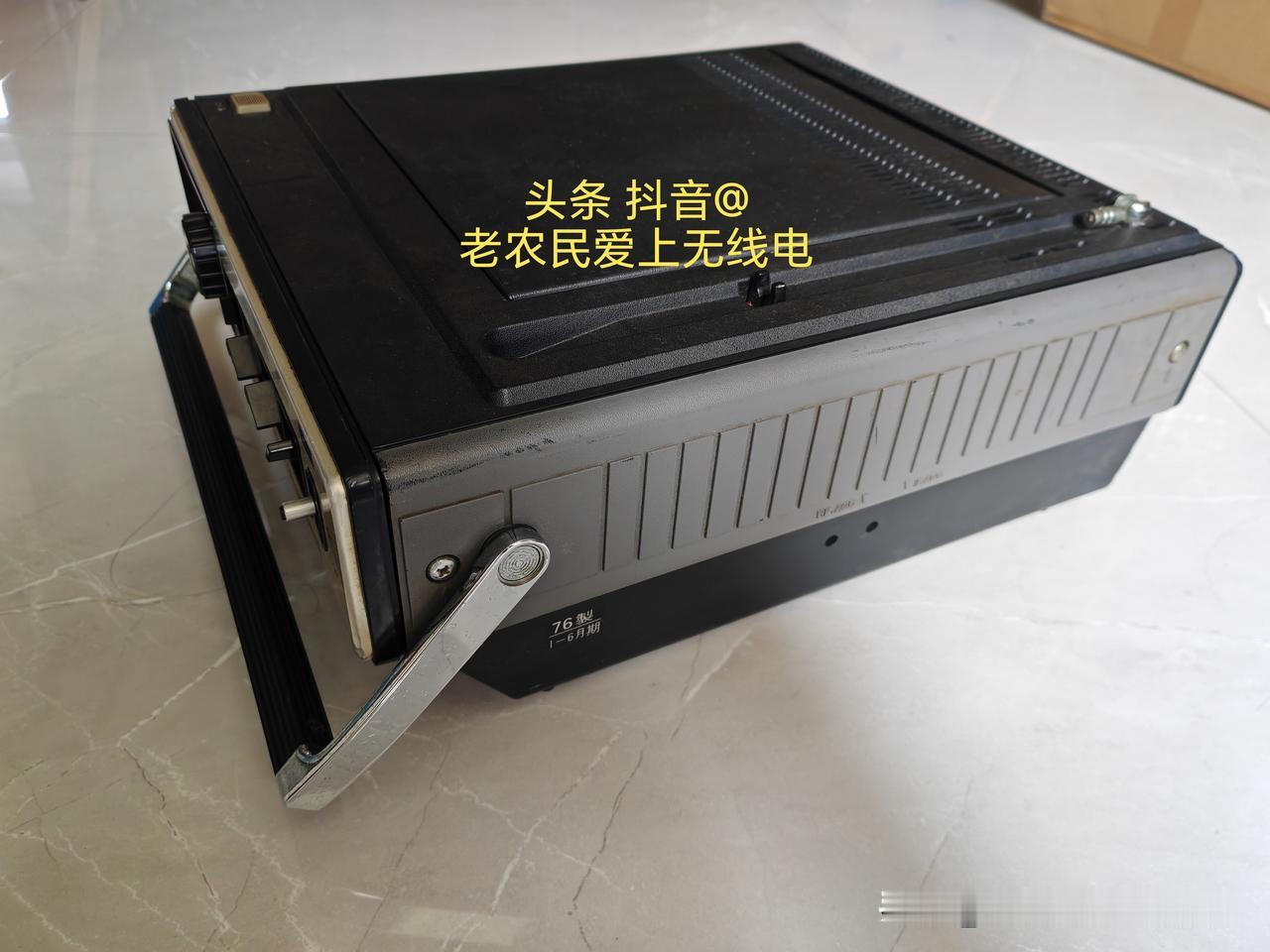 这是一台新到手的松下旧标老黑白电视机，五英寸左右，显像管黑白电视机，便携式的带调