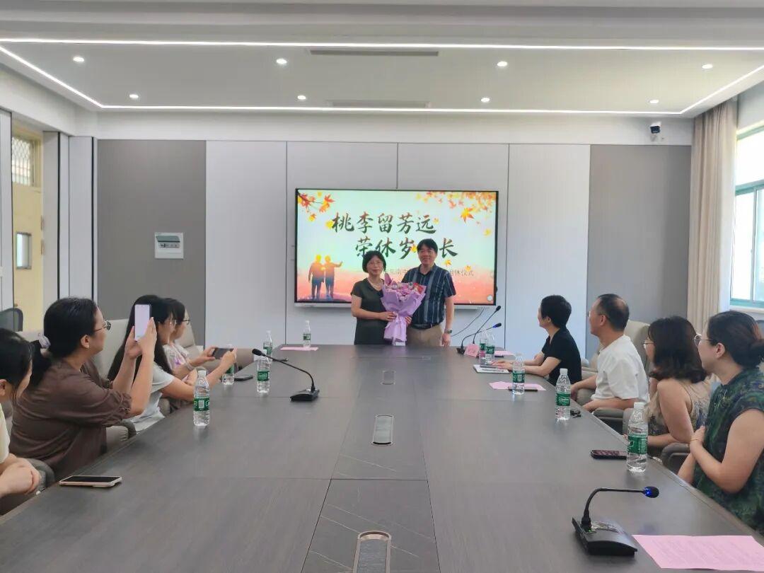 东南中学举行盛素华老师荣休仪式
         7学30日，书记、校长赵裕花致