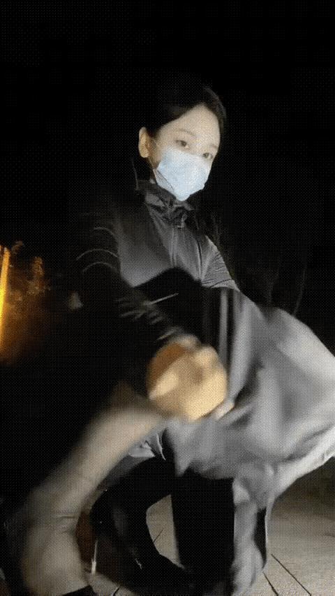 不懂就问，
小姐姐是在拉翔吗？