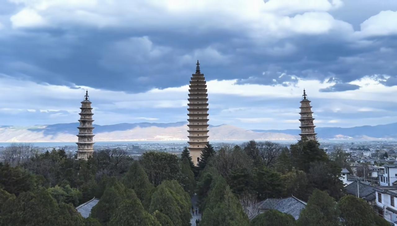 首次打卡大理，大理古城和苍山真的太震撼了！走进大理古城，青石板路在脚下蜿蜒，两旁