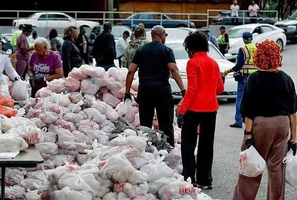 源于游戏的“斩杀线”概念破圈，成美国社会现实的贴切隐喻，美国中产财务“血条”极脆