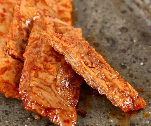 今天朋友来公司做客，给我拿了一包素肉，说是在直播间买的，香辣好吃，然后还说，上次