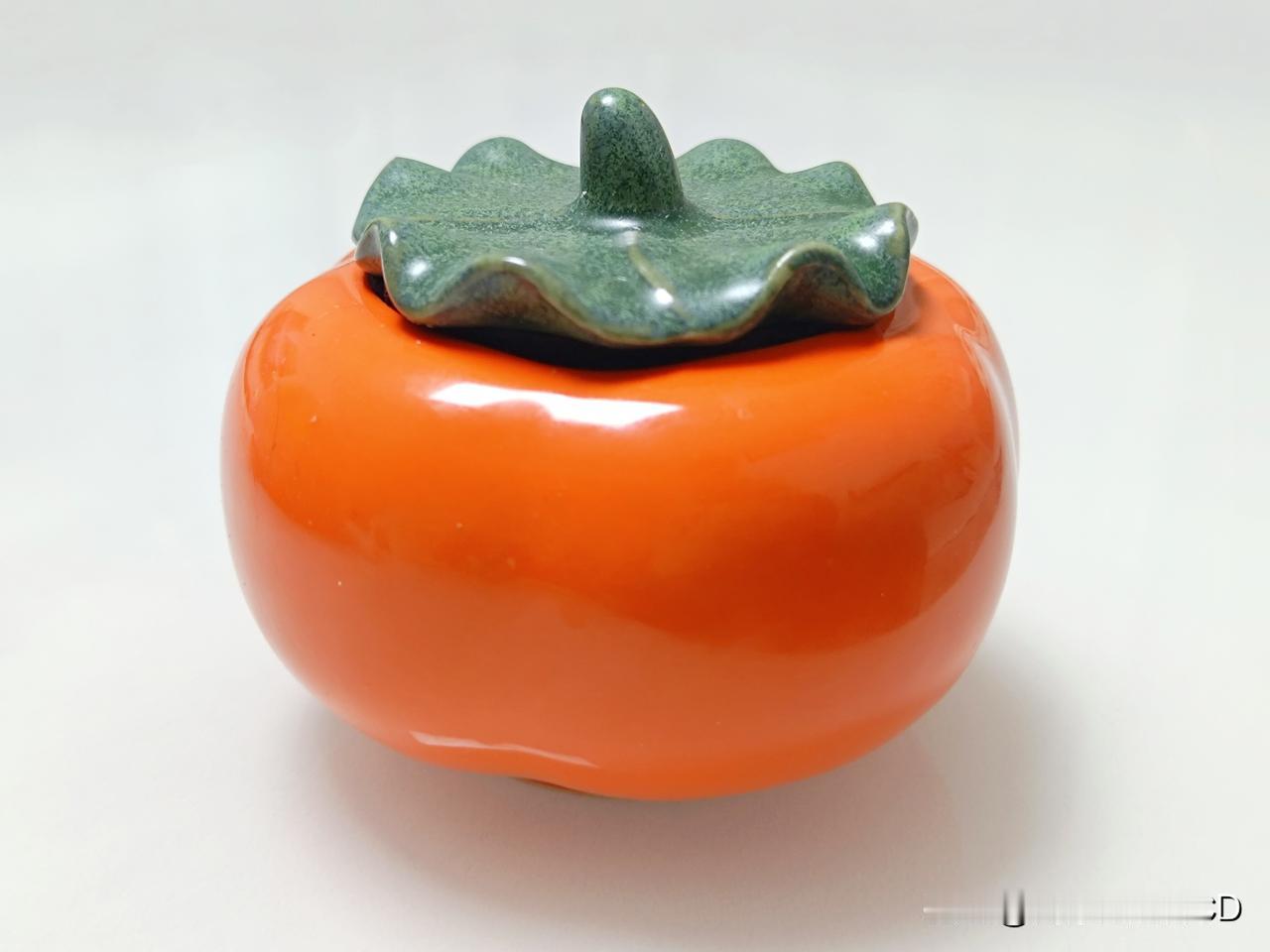 远看是一颗柿子，
近看还是一颗柿子，
实际上不是一颗柿子。