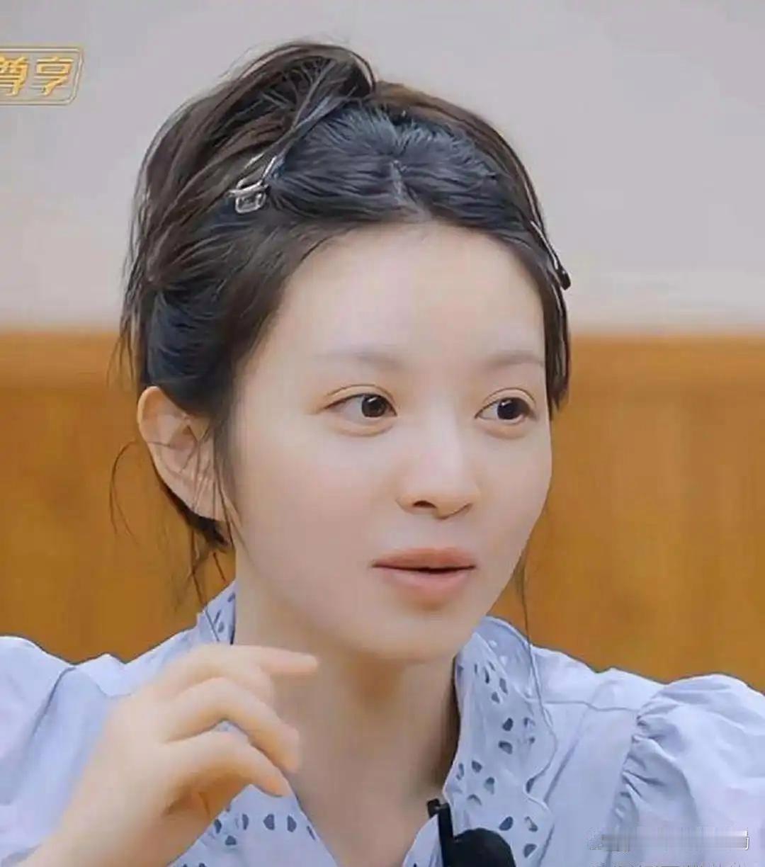田曦薇素颜照曝光，头一眼都没认出来，跟她平时化妆状态差别挺大！ 