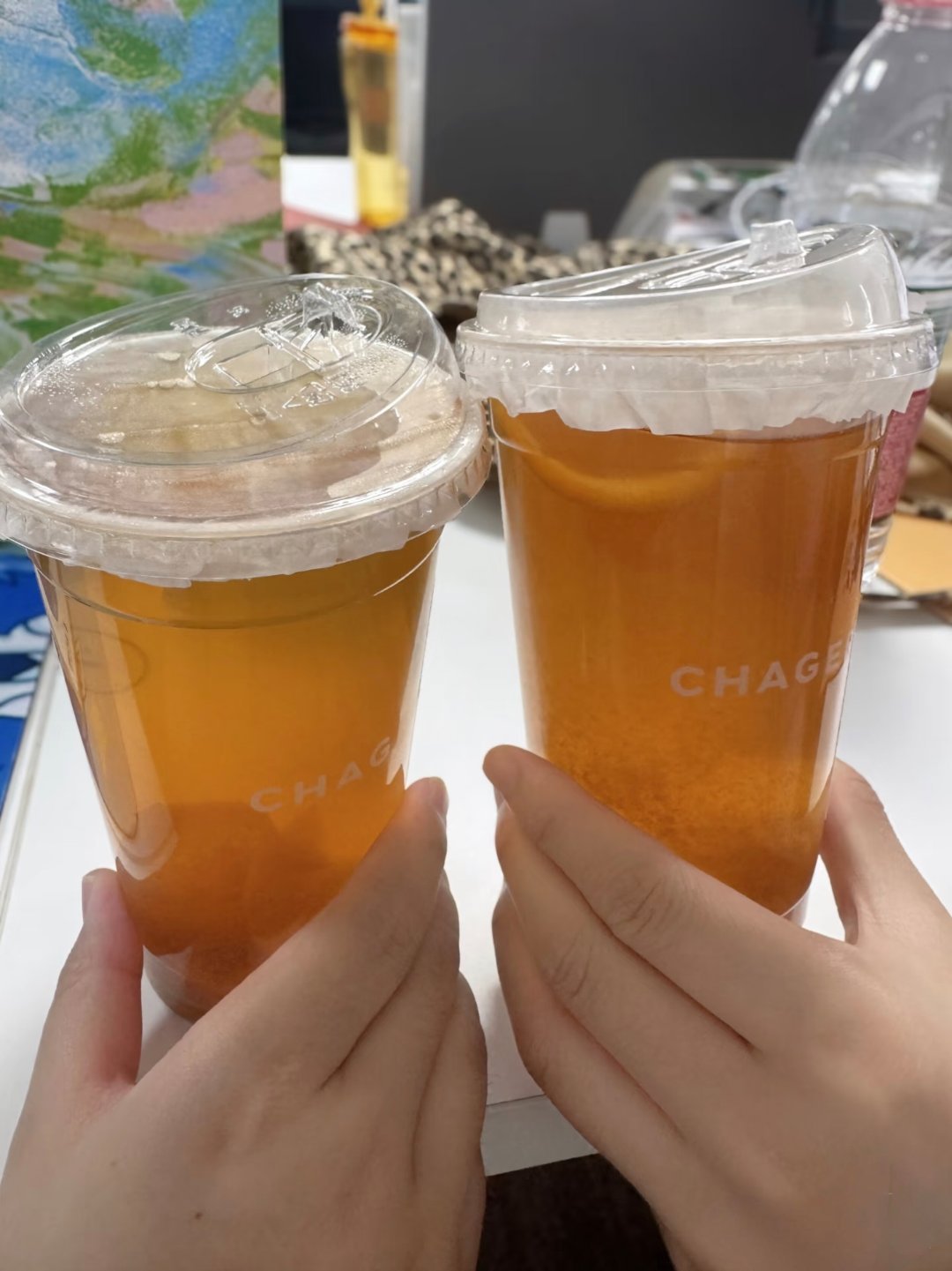 霸王茶姬霸王茶姬 工位碰杯！双人品鉴肉桂橙大红袍工位日常快乐仪式感，和同事举杯打