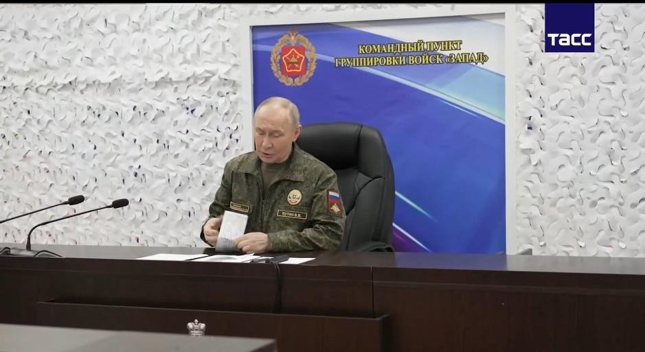 [彩虹]普京今日视察“西部”集群的一处指挥所。

总统在指挥所🎯（команд