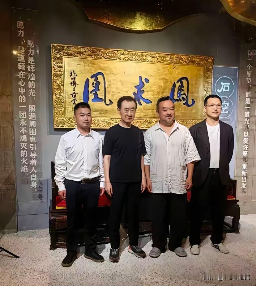 这几个人里应该有凤有凰，到底是“凰求凤”还是“凤求凰”？谁求谁？你懂的。