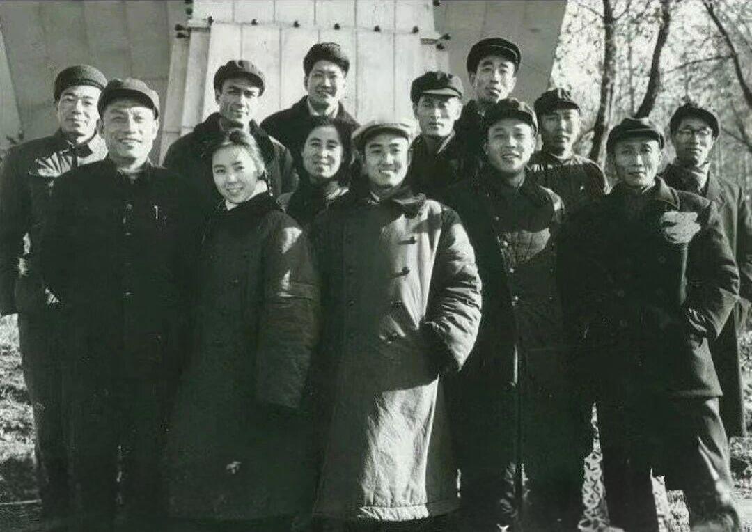 分享老电影演员这是电影《英雄儿女》部分演员的合影，田方是延安时期的老革命文艺工作