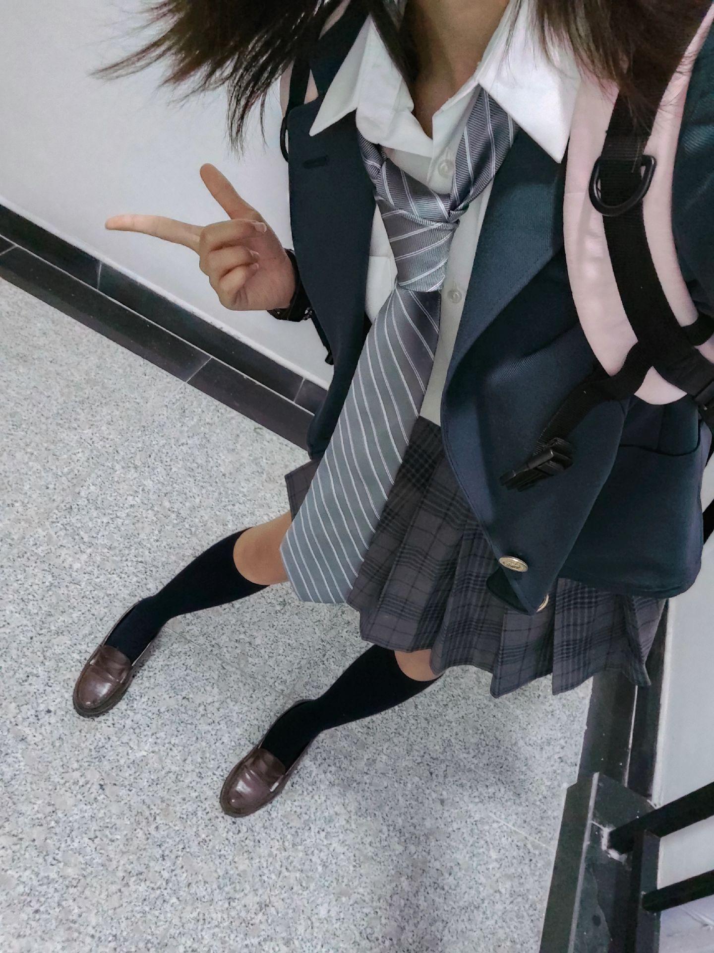 一个爱穿jk制服的屌丝