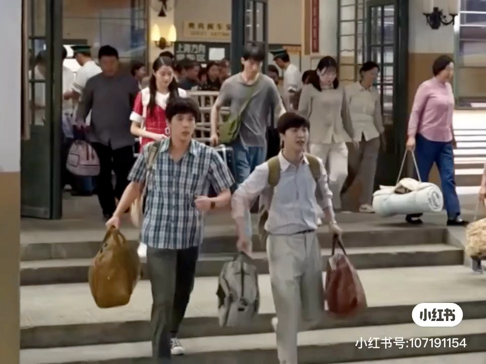 怎么看都像顾飞送蒋丞上学… ​​​