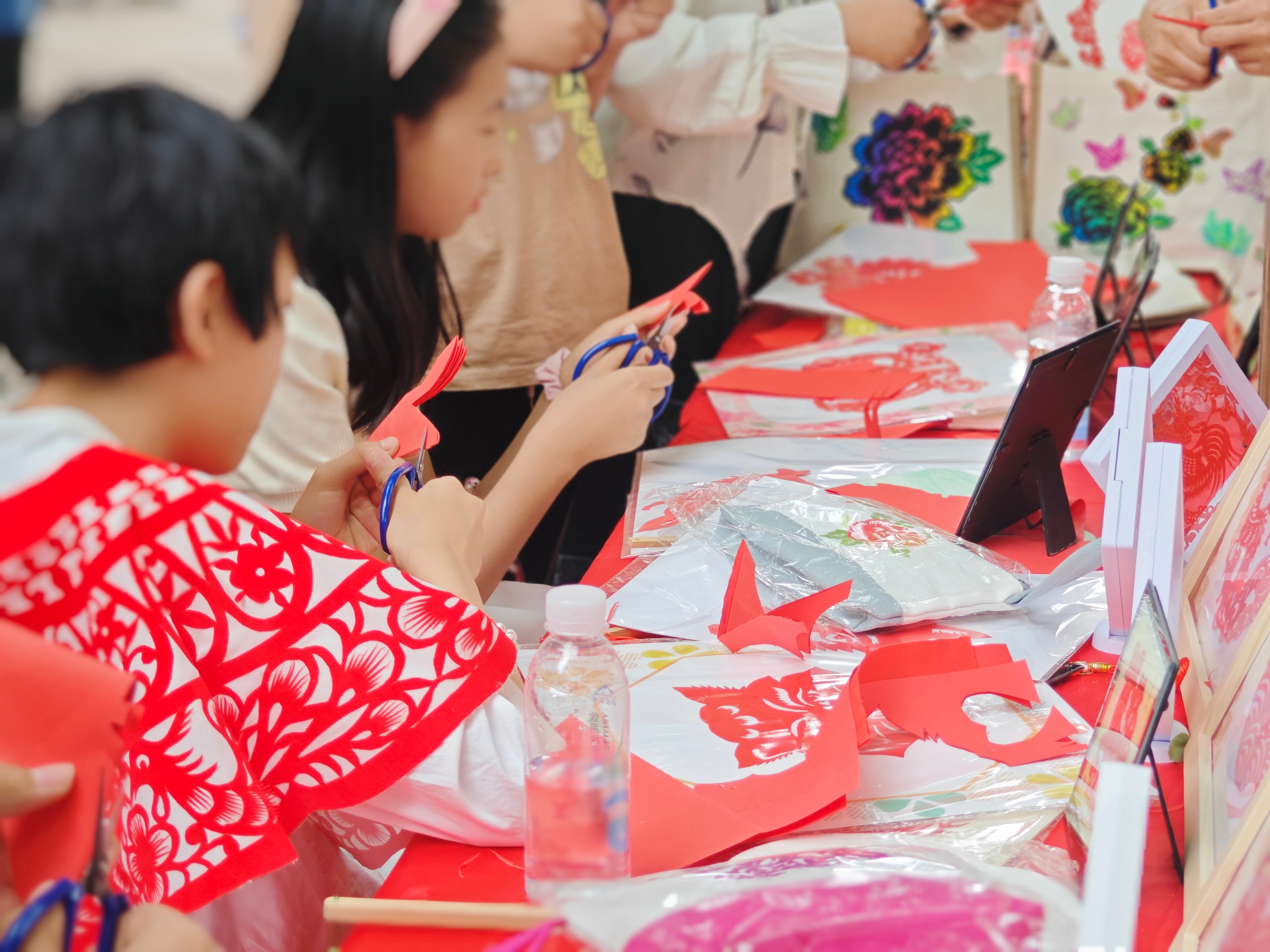 金川公园游玩，竟与非遗剪纸不期而遇，园内是震撼的剪纸服装秀 ，一纸一世界，一刀一