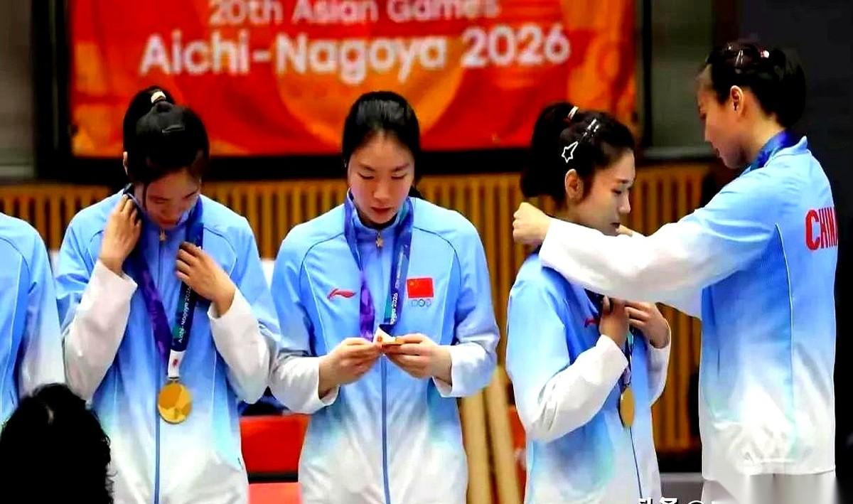 颁奖典礼上，97年的龚队长低头帮95年的王梦洁理了理衣领。
等到了洛杉矶，这对姐