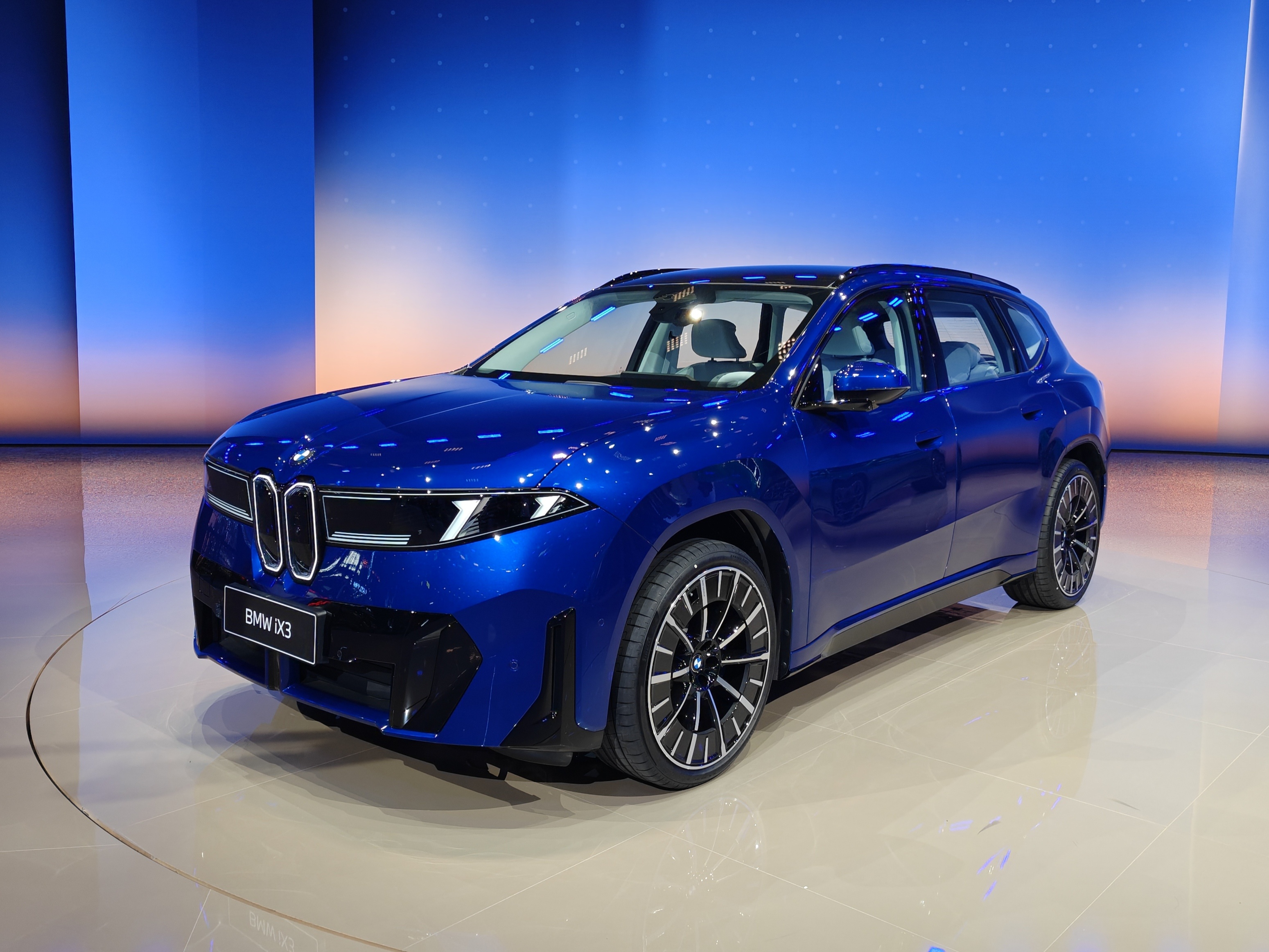 宝马把3系鼻祖2002都拉出来了，以示新iX3竖鼻孔之正统性。但新世代i3横鼻孔