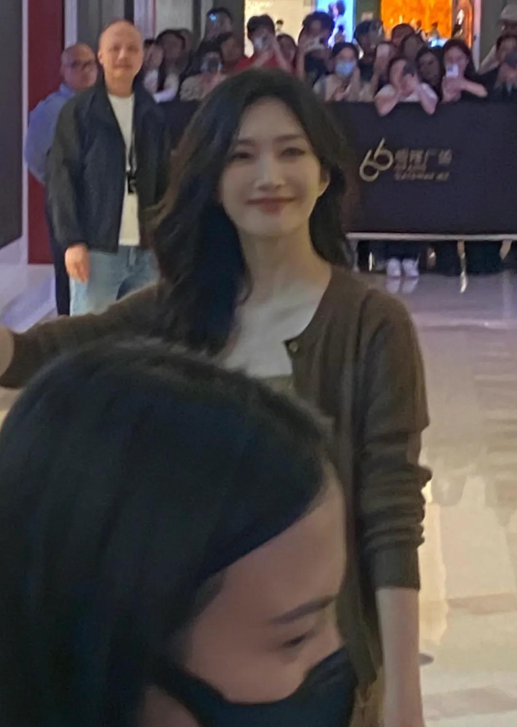 江疏影线下活动生图太好看了
又白又美又贵气
她这组图片感觉和李小冉挺像的
真的很