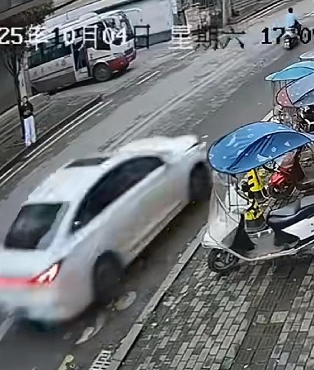 惨烈车祸！5死8伤，54岁女司机肇事致重大人员伤亡！事发湖北利川。这应该是截至目