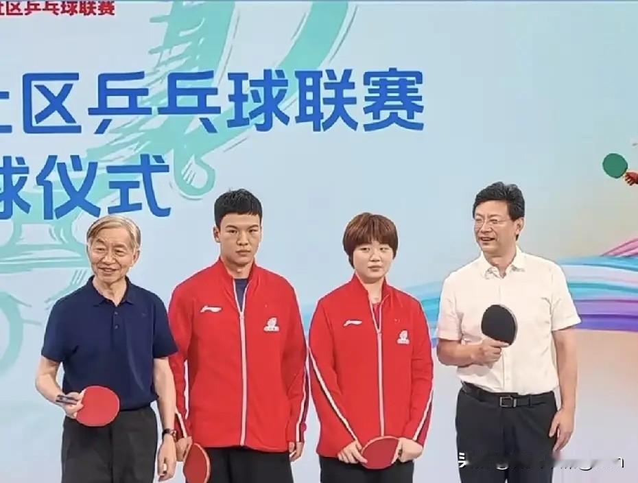 今天大家都说没看到蒯曼和向鹏随国乒大部队出发前往上海崇明岛封训基地，原来两人是被