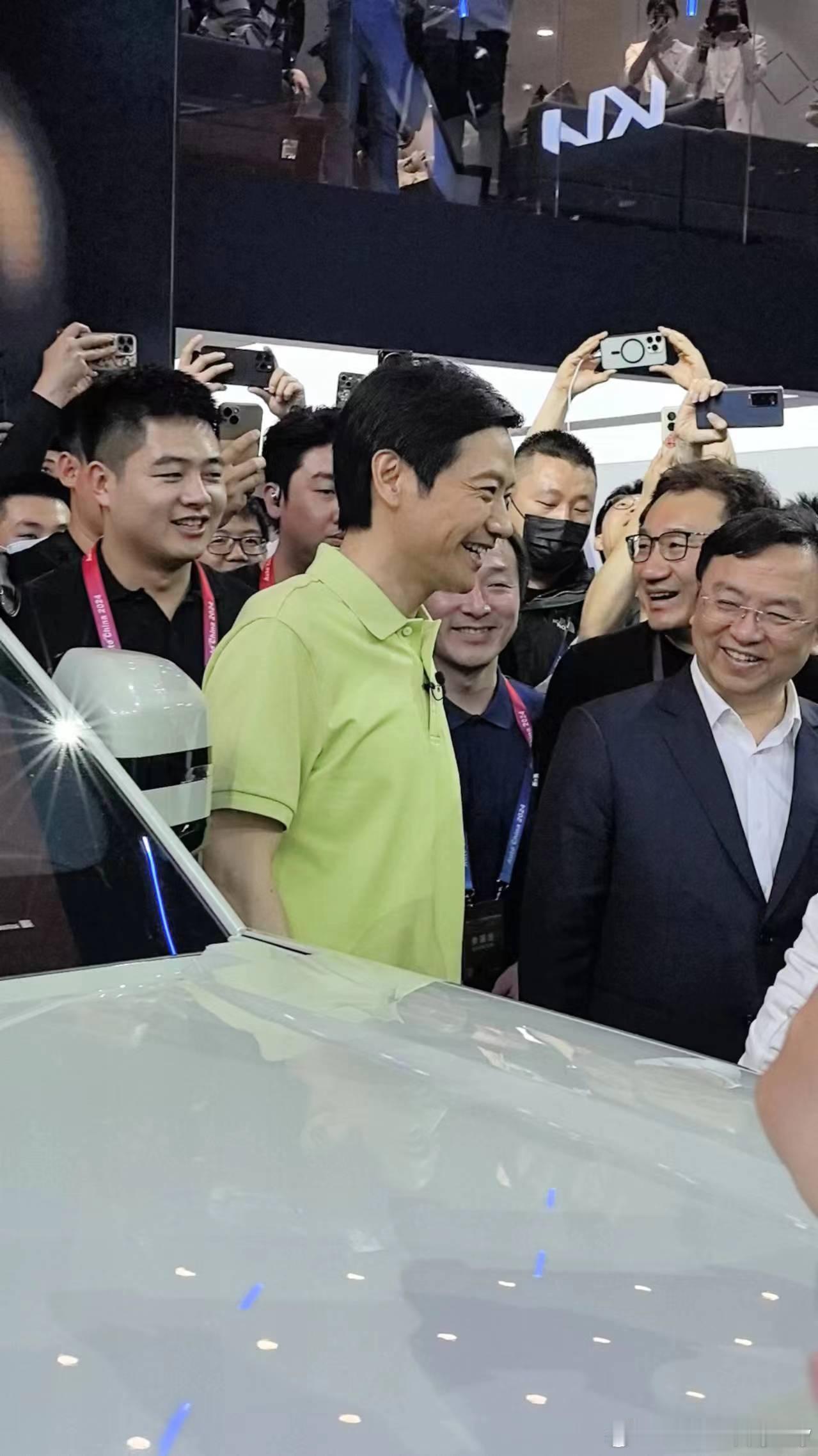 汽车界最有流量的两个男人相遇了！雷军王传福在北京车展上同框了，当卖爆了的小米汽车