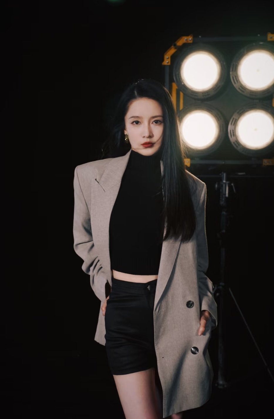 李沁又美又酷的穿搭～ ​​​