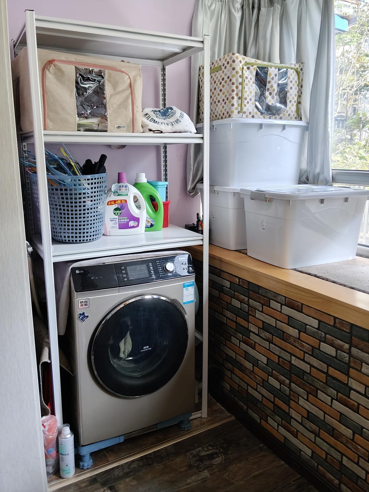 今天俩人在家忙活了大半天，一起动手安装了洗衣机置物架。还新到货了三个大号整理箱，