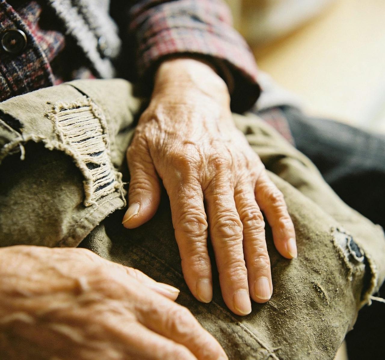真的把我气笑又心疼！我婆婆刚过90岁，我到现在都想不通，人老了咋就这么舍不得扔东