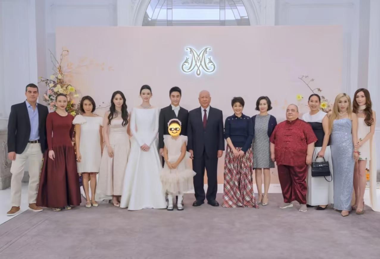 何猷君和奚梦瑶前两天在澳门举办婚礼答谢宴，赌王家四房全部派代表到场参加，这是赌王