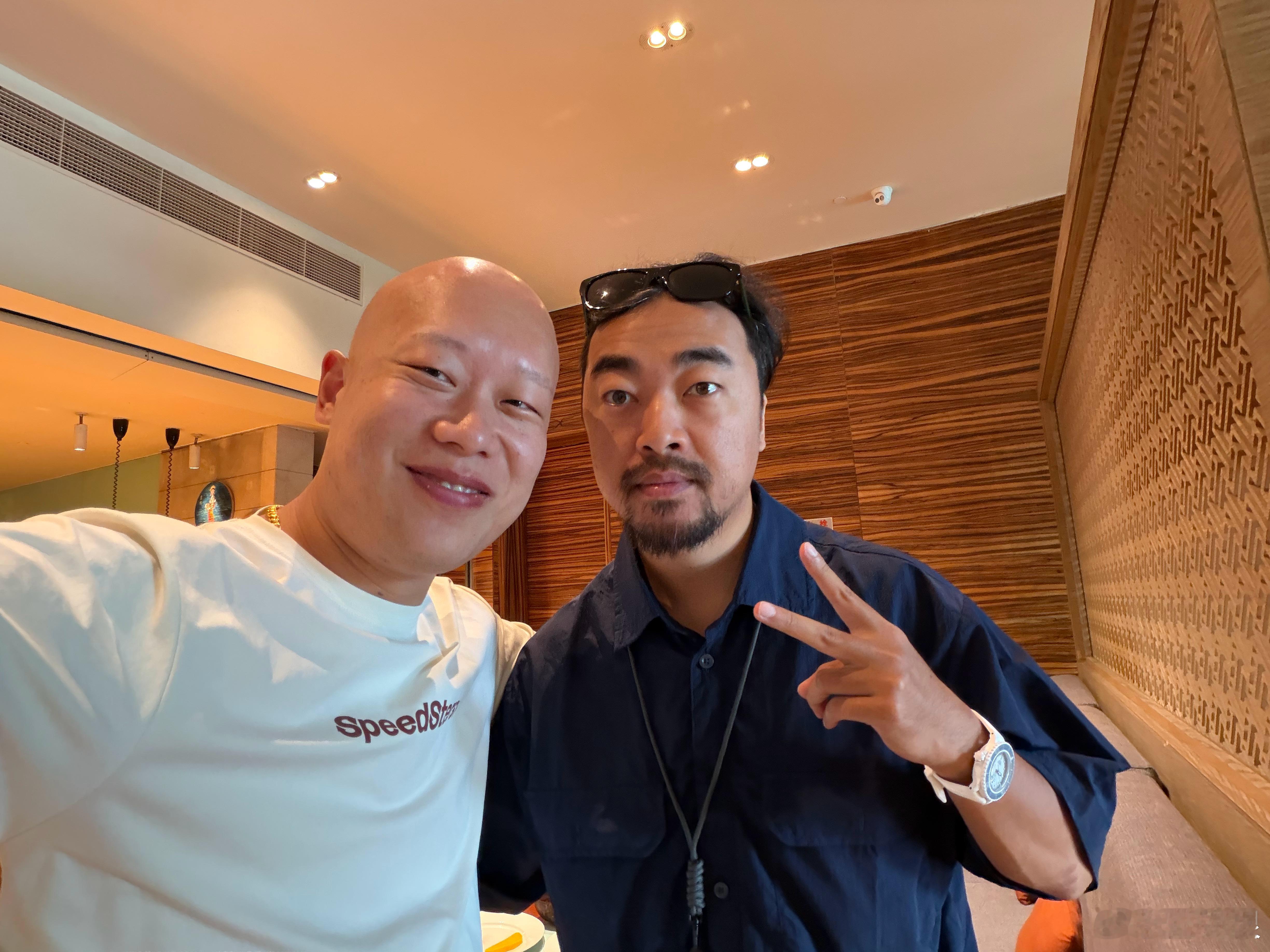 峰哥不愧是学者，爱学习。这不，又带着一群人来品鉴增程版小鹏X9了。这也许就是多元