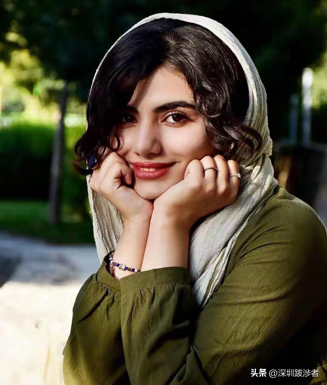 伊朗，仿佛与世界格格不入。宗教领袖地位那么高，掌握着至高权力；而女性却又受到那么