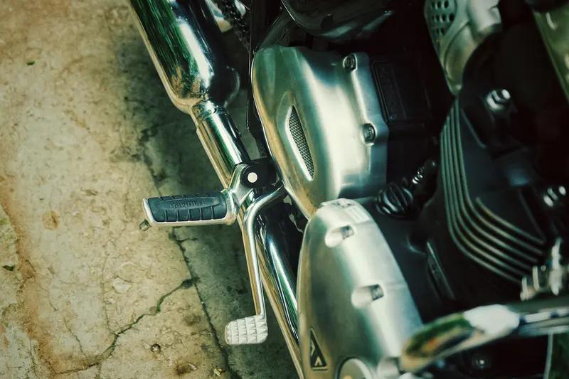 香港隧道内发生惊险车祸：摩托车疑因刹车不及撞向货车车尾，骑手被甩入车厢中据现场目