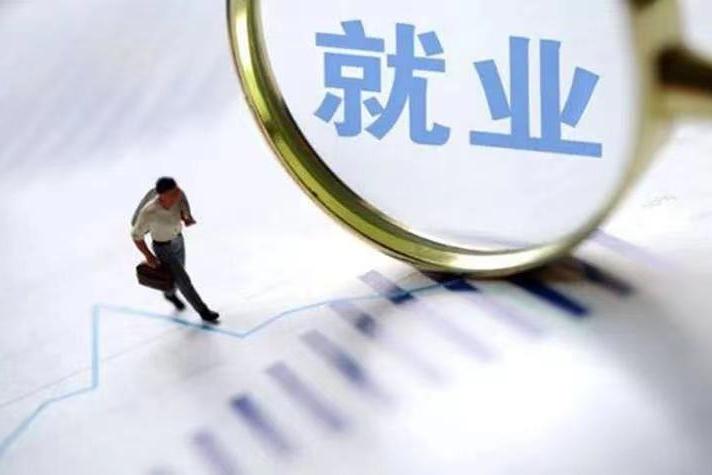 县城里流传着一句话：龙生龙，凤生凤，体制内子女进体制中。

有人做过统计，县城体
