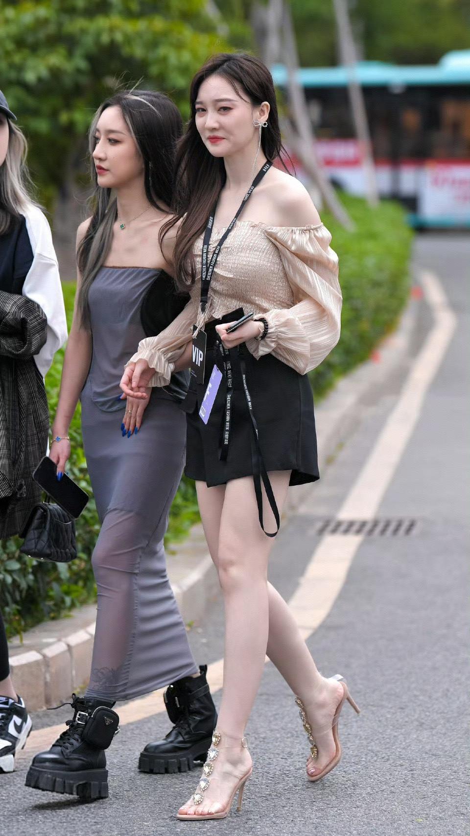 一笑倾城
再笑倾国
什么样的缘分
才能与你擦肩而过