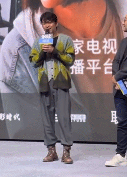 #章宇回应比黄景瑜大但要叫哥# 娱乐圈的趣事多又多，章宇黄景瑜戏中兄弟情深，年龄