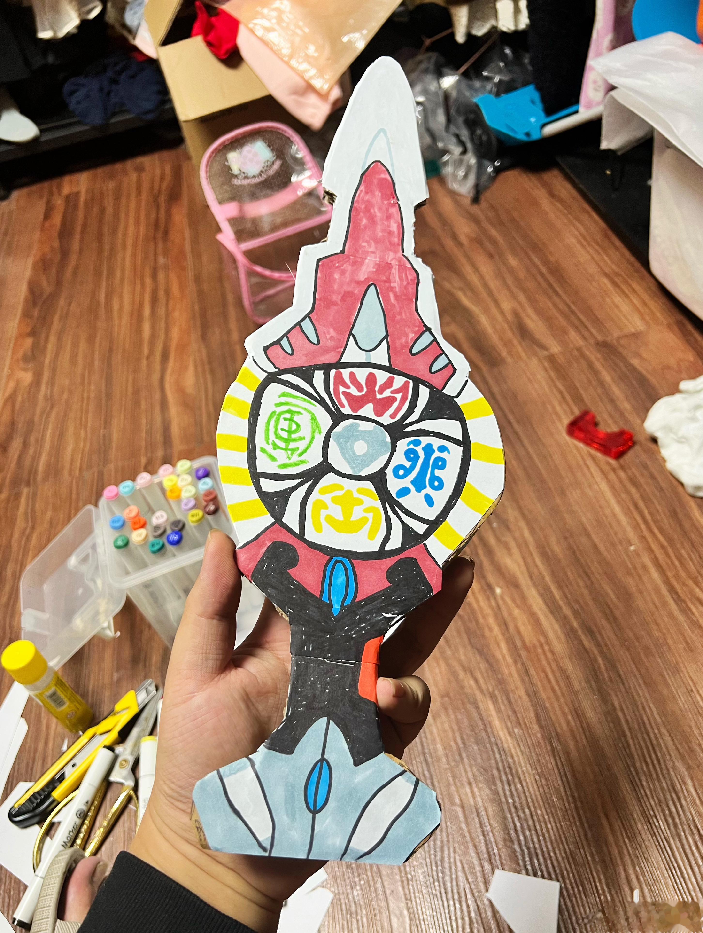 夜里突发奇想，用快递的大硬纸壳子给娃做了个欧布奥特曼的欧布圣剑[开学季]……对我
