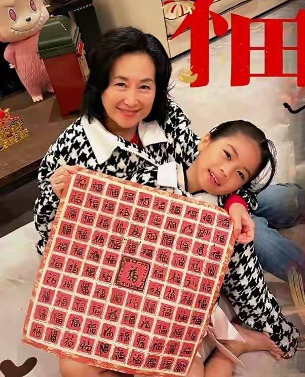 何超琼与何超盈女儿穿亲子装何超琼与何超盈女儿穿同款外套 何超琼与何超盈女儿穿亲子