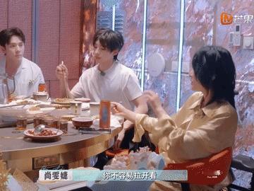 尚雯婕说李佳琦蒙眼往前跑尚雯婕太懂李佳琦了！既爱他为热爱拼尽全力的“卷”，又心疼