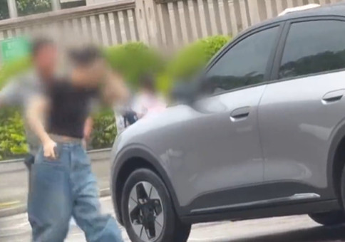 “女子脚踹保安反被扇耳光”反转，警方立案，更多视频曝光现在断章取义太多了，情绪都