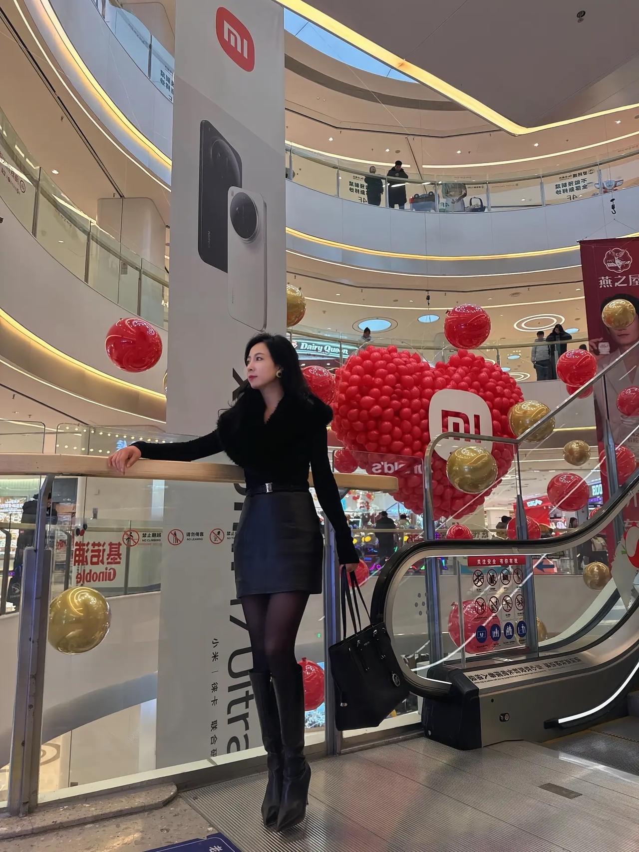 优雅黑裙搭配，咖啡馆里的时尚时刻