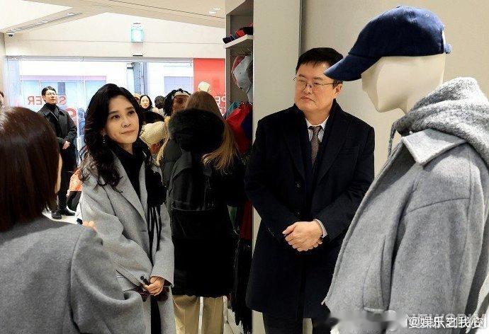 55岁三星长公主李富真露面近日，55 岁的三星长公主李富真露面了。她的每一次现身