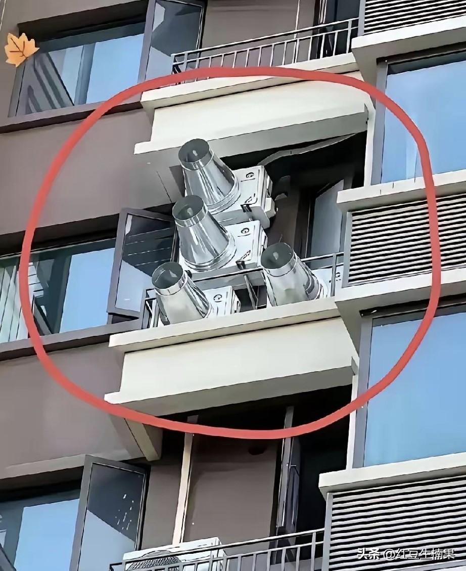 这是什么情况？空调外机怎么多了一个疑似风机的东西。
这还是空调吗？或者说是一种特