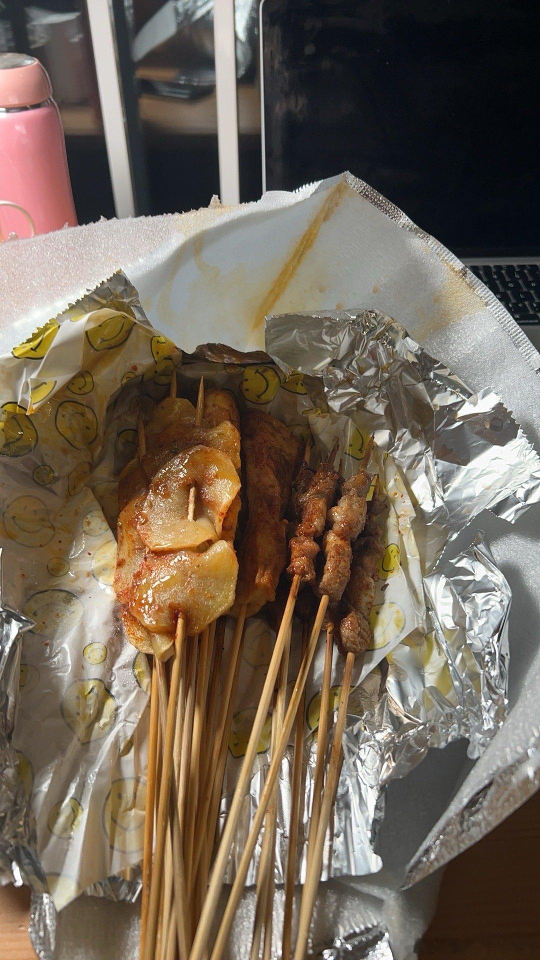 一整天没吃饭，回家还得继续加班[苦涩]饿得头晕脑胀赶紧来点快乐的烤串吃吃吧～ ​