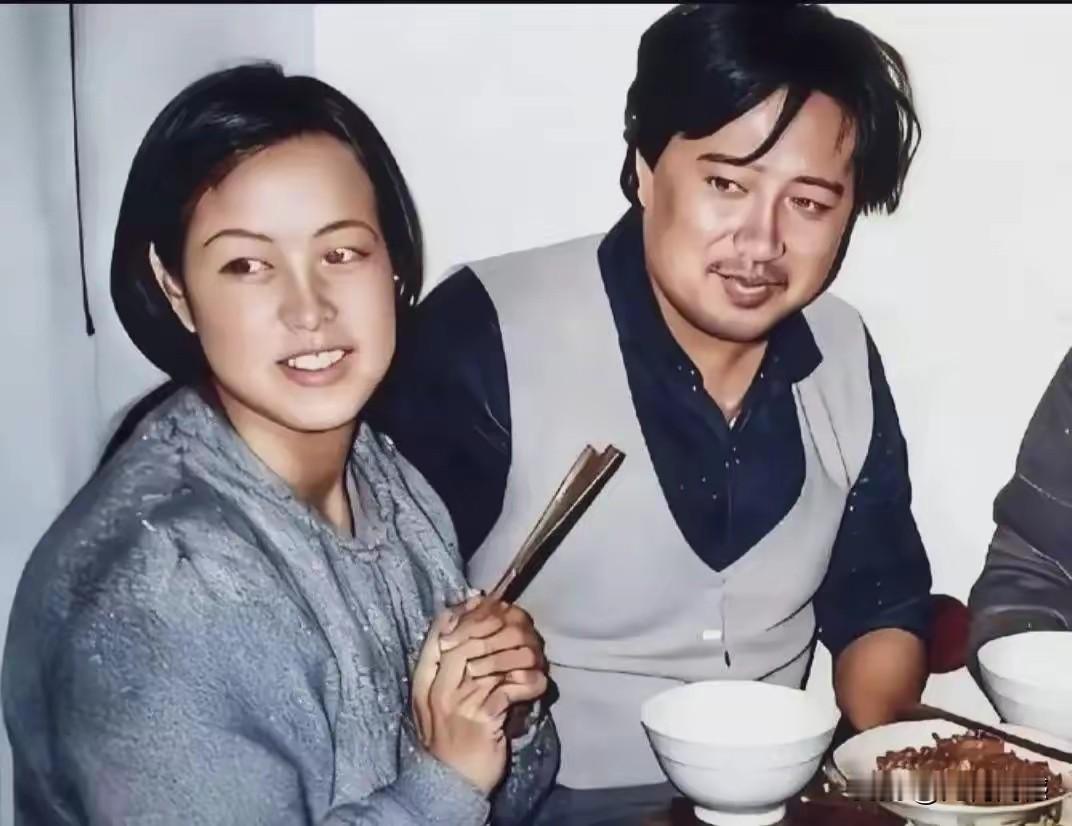 有人说照片中的这个女子是刘晓庆，男子是陈国军，我怎么就没有看出来这个女子长得像刘